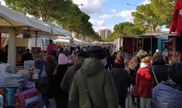Bari, il mercato di Poggiofranco: da trent'anni di sabato mattina alla ricerca dell'affare